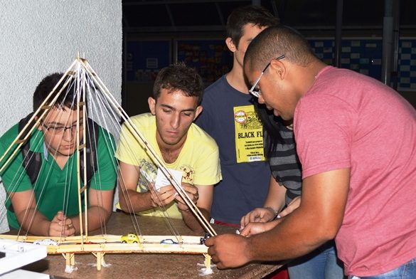 03/12/2014 – Alunos de Engenharia Civil da Fatep produzem maquetes estruturais para apresentação de trabalho