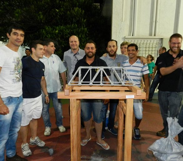 26-11-2015-Alunos de Engenharia Civil da Fatep enfrentam o Desafio Ponte de Macarrão