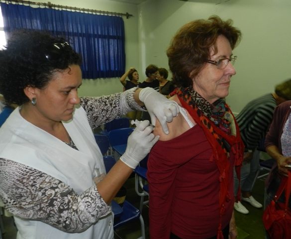 19/04/2013 – Alunas da Faculdade de 3ª Idade da Fatep recebem vacina contra a gripe