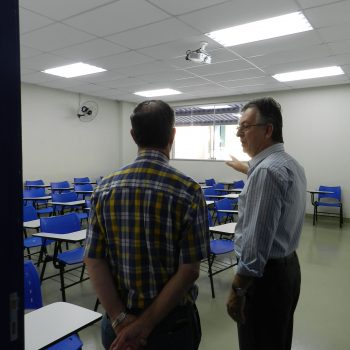 Foto 1 - Diretor Marcos Antonio de Lima apresenta as instalações da Fatep Piracicaba ao prefeito Barjas Negri