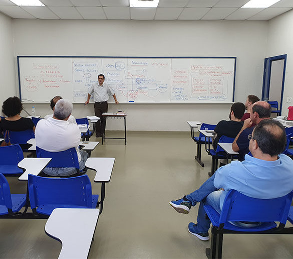 Debate sobre educação continuada encerra Ciclo de Estudos